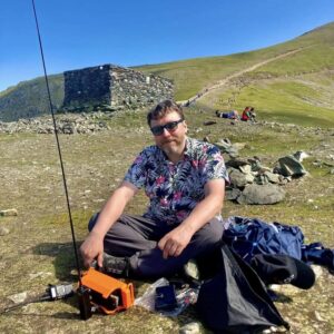 G5MAT with a Wide Bander on Snowden on a sunny day 